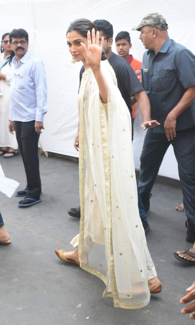 Deepika smiles at the shutterbugs