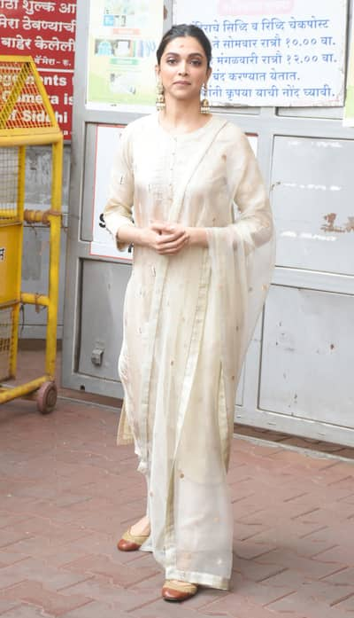 Deepika Padukone prays at Siddhivinayak Temple 