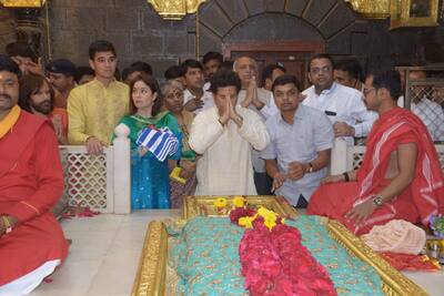 Sachin Tendulkar and family visit Shirdi temple