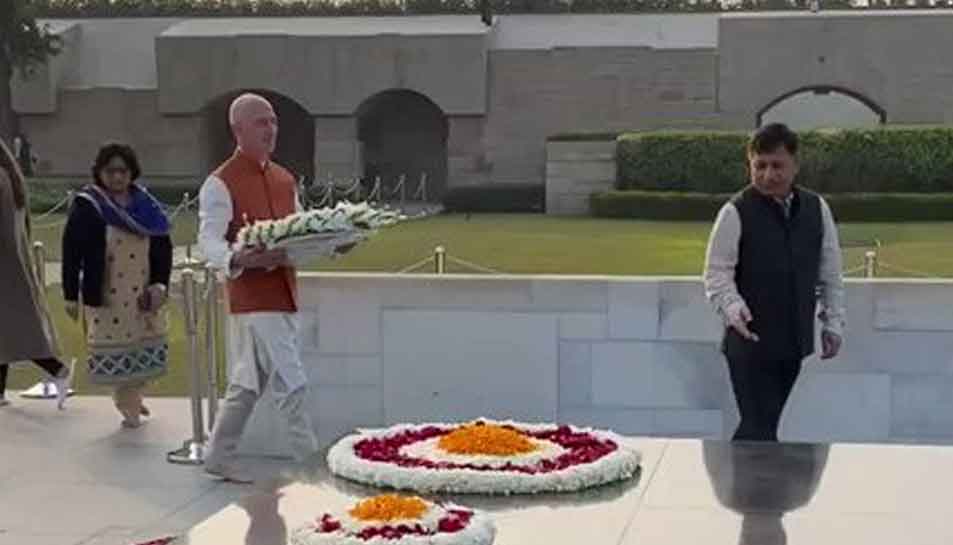 Amazon CEO Jeff Bezos pays homage to Mahatma Gandhi at Raj Ghat after arrival in India