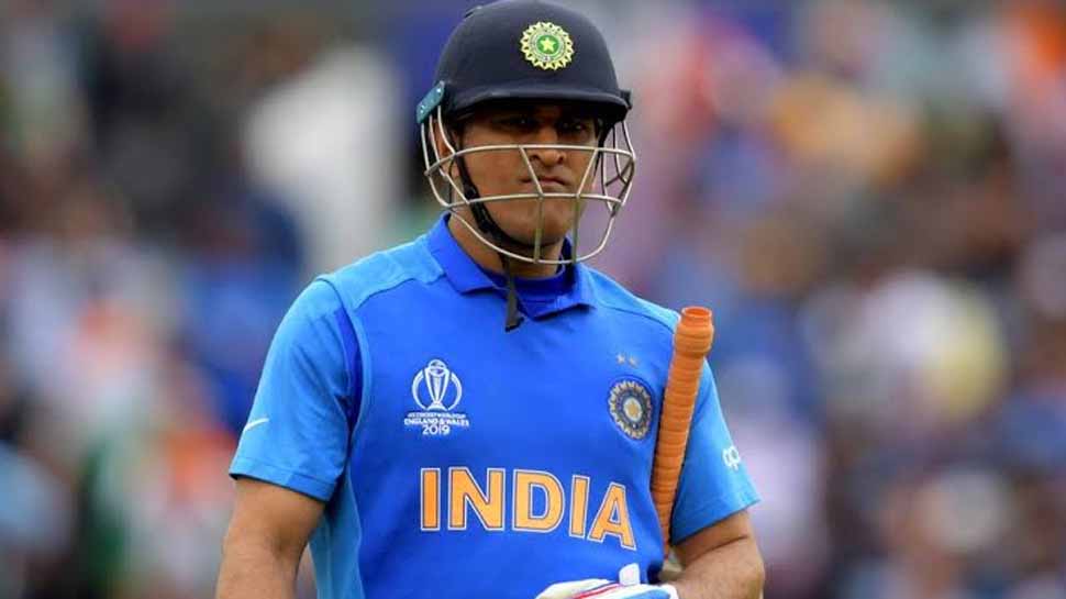 Mahendra Singh Dhoni dropped from BCCI&#039;s contract list, #ThankYouDhoni trends on Twitter