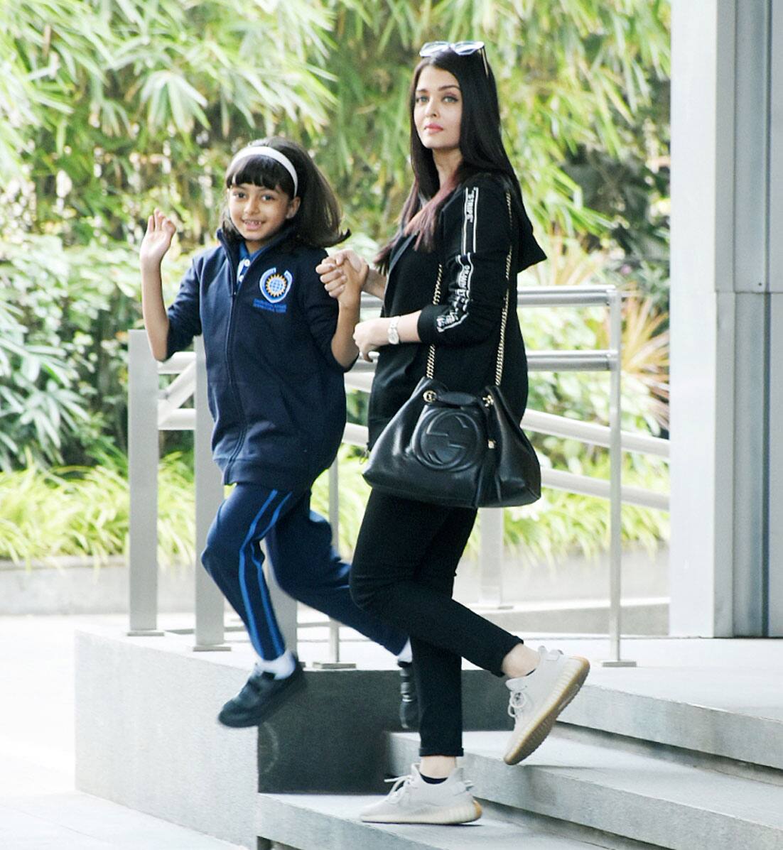 Aaradhya with mommy Aishwarya