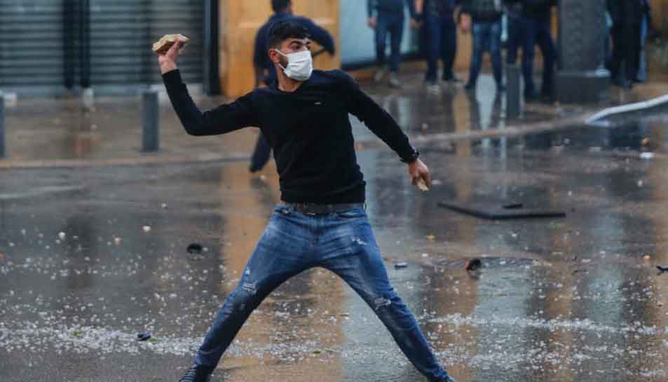 100 injured in clashes between protesters, riot police in Lebanon