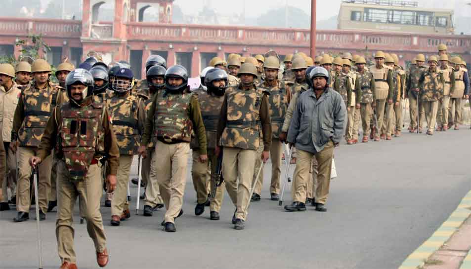 Anti-CAA stir: UP Police confiscates food items, blankets from protesting women at Lucknow&#039;s Ghanta Ghar 