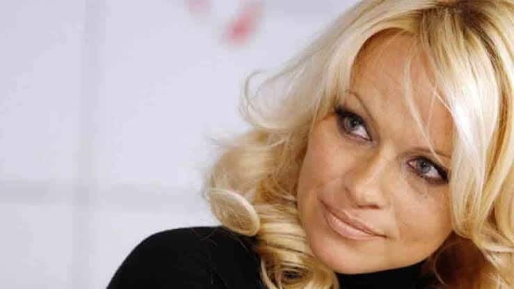 Pamela Anderson marries producer Jon Peters 