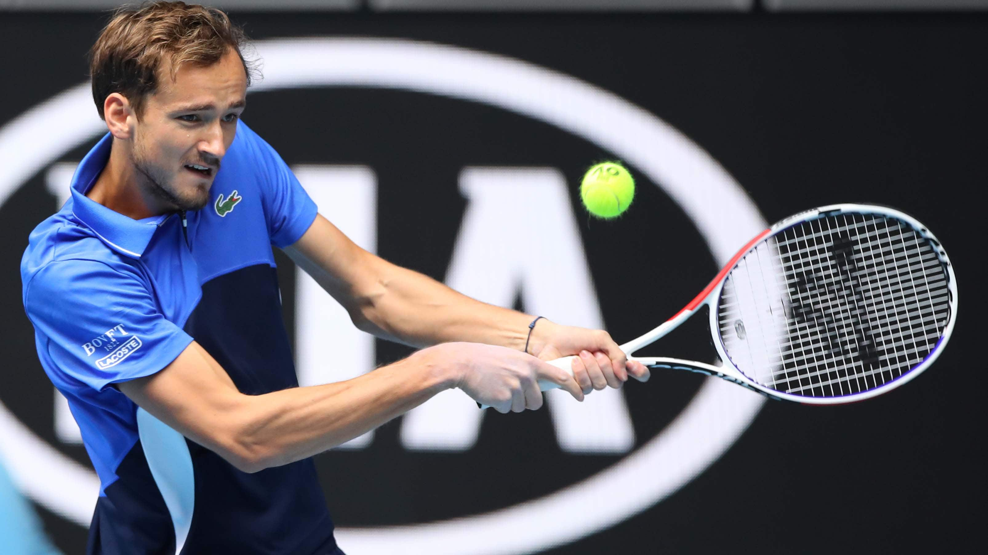 Daniil Medvedev overcomes Martinez, bleeding nose to advance in Australian Open