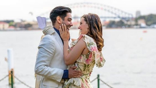 Evelyn Sharma will 'absolutely' wear a second-hand wedding dress | People News | Zee News