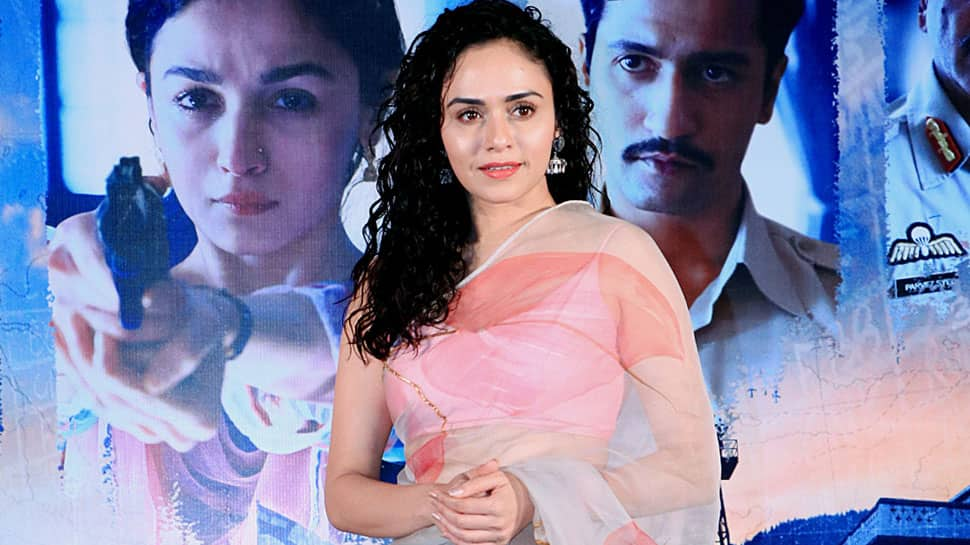 Amruta Khanvilkar set to rock the party in red