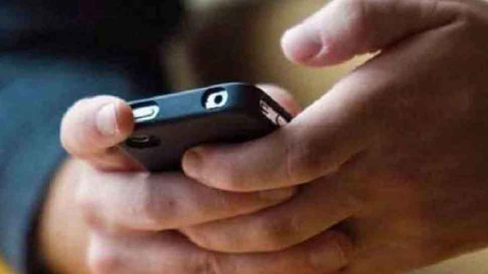 Maharashtra college bans mobile phones to improve students&#039; focus on education