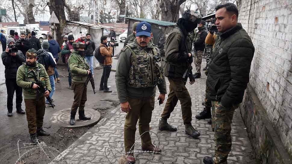 Grenade attack on security forces in Srinagar's Lal Chowk; 2 CRPF, 2 civilians hurt Grenade attack on security forces in Srinagar's Lal Chowk; 2 CRPF, 2 civilians hurt