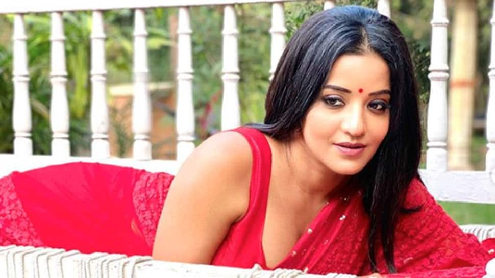 Monalisa looks gorgeous in saree on the occasion of Rose Day, fans praise |  NewsTrack English 1