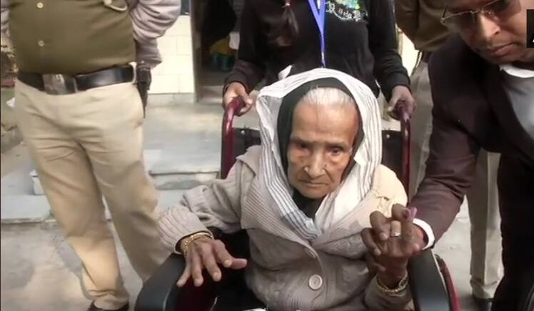 Delhi Assembly election 2020: 111-year-old Kalitara Mandal casts her vote at  Chittaranjan Park