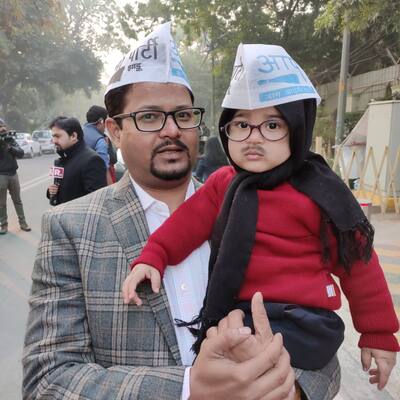 A small kid dresses as Kejriwal