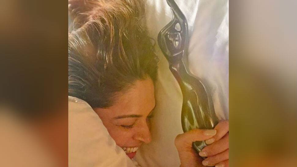 Filmfare Awards 2020: Deepika Padukone&#039;s pic with Ranveer Singh&#039;s Best Actor trophy is all things adorable