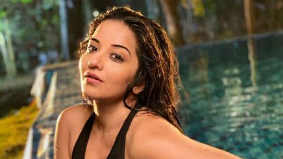 Monalisa takes a dip in the pool, oozes oomph in black monokini - Check out!