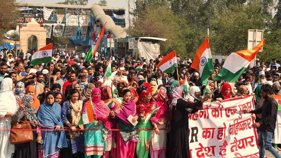 Breaking news: Supreme Court-appointed interlocutors Sanjay Hegde and Sadhana Ramachandran begin talks with Delhi&#039;s Shaheen Bagh protesters