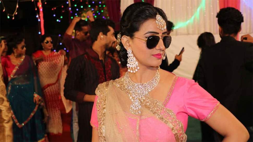 Akshara Singh blows kisses at crowd from stage, thanks fans for loving her - Watch 
