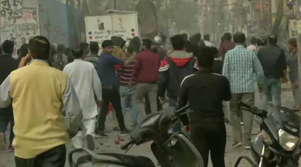 Stone pelting between pro and anti-Citizenship Amendment Act protesters in Delhi&#039;s Jafrabad