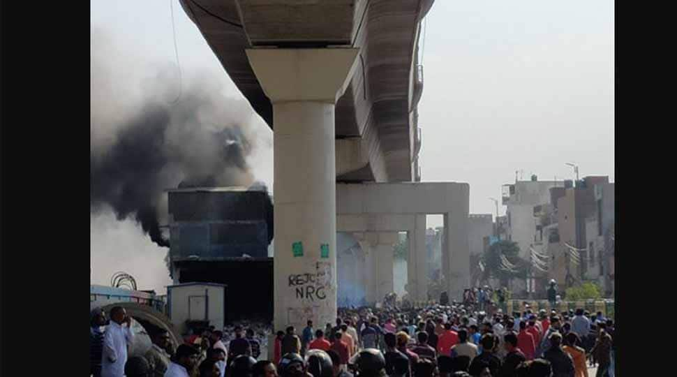 Violent clashes erupt between CAA supporters, protesters in Delhi&#039;s Maujpur again