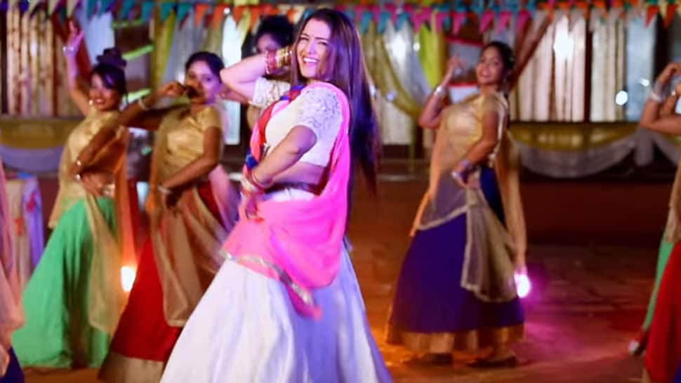 Aamrapali Dubey&#039;s latest Bhojpuri Holi 2020 song &#039;Holiya Me Lage Badi Dar&#039; sets YouTube on fire - Watch 