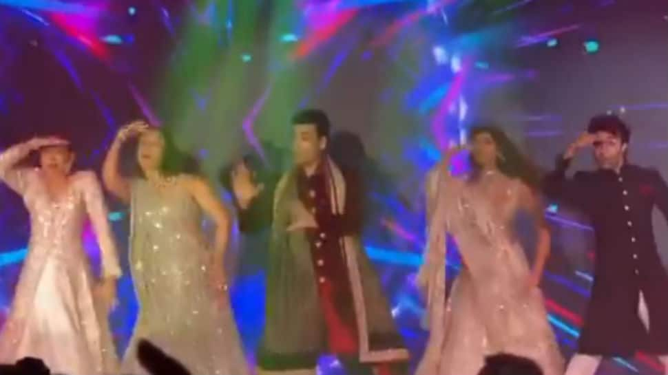 Love birds Tara Sutaria and Aadar Jain dance to &#039;Badri Ki Dulhania&#039; with Kareena and Karisma Kapoor in unseen video from Armaan and Anissa&#039;s reception 