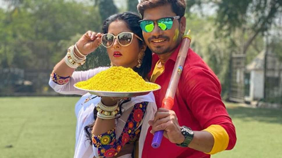 Bhojpuri &#039;hot cake&#039; Anjana Singh and Pravesh Lal plan a surprise Holi dhamaka - Pics