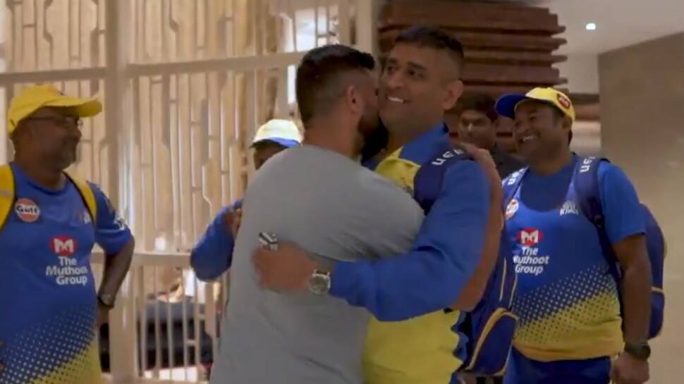 Suresh Chinna Thala Raina Hugs Thala Mahendra Singh Dhoni Plants A Kiss On His Neck As Chennai Super Kings Players Meet For Ipl 2020 Cricket News News Reader Board
