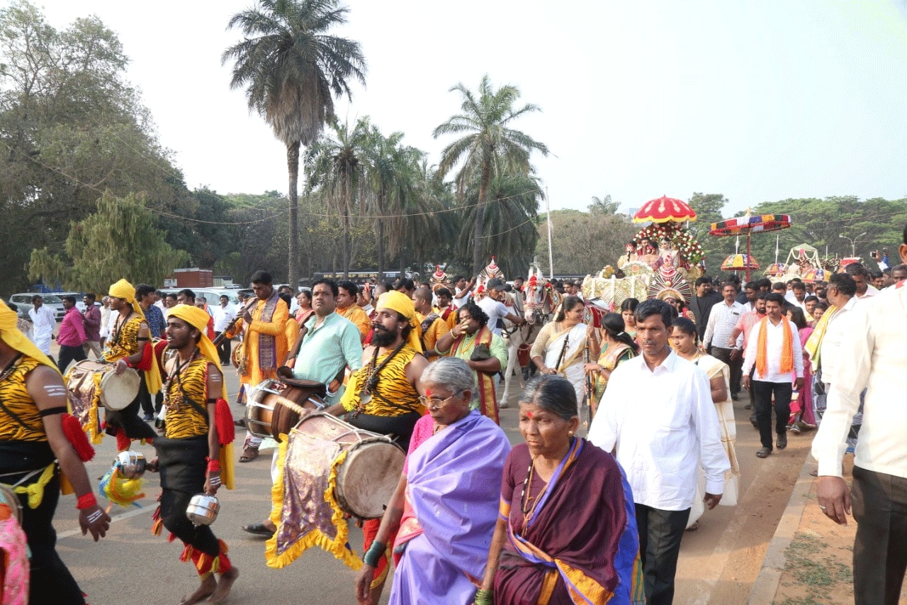 VVIps attend Karnataka BJP leader B Sriramulu's daughter's wedding 