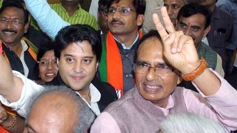 Congress workers wave black flags to Jyotiraditya Scindia in Bhopal; Shivraj Singh Chouhan calls it &#039;life-threatening attack&#039;