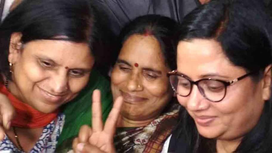 Asha Devi flashes victory sign, say justice has been served, March 20 ...