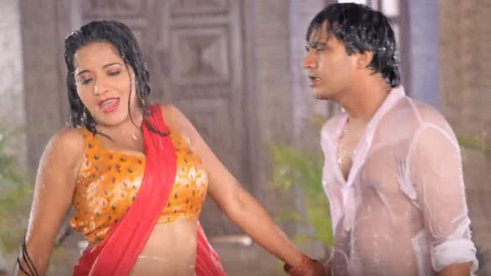 Monalisa oozes oomph in this throwback Bhojpuri song &#039;Dehiyan Mein Agiya Lagawata E Paniya&#039; - Watch