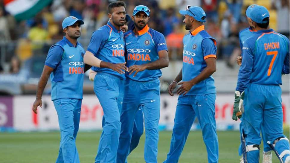 Fielding coach R Sridhar gives fitness tips from home for Team India--Watch