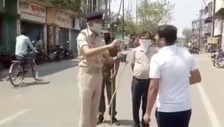 Watch: Policeman in Jharkhand gives money to a man to buy mask to fight coronavirus