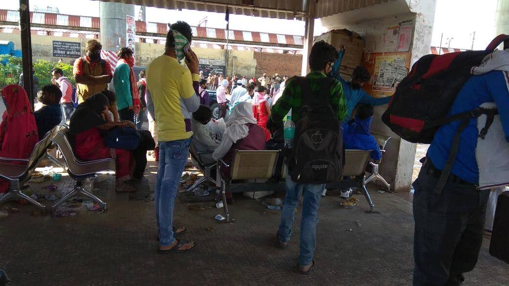  Lucknow's Charbagh bus stop