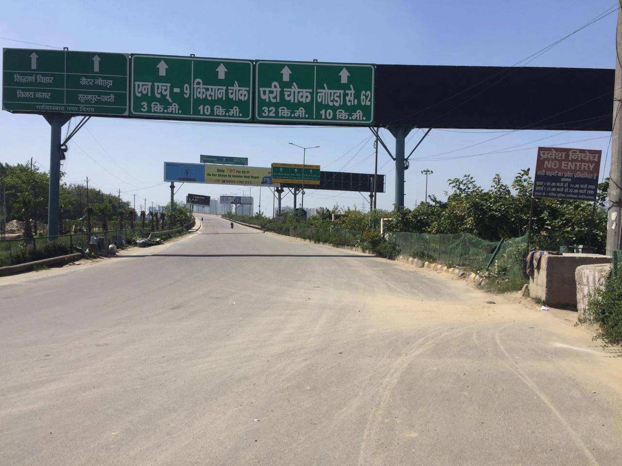 Roads in Noida looks deserted