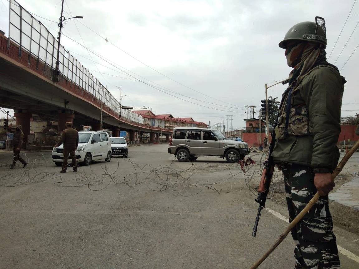 Police force deployed on road during lockdown in Srinagar