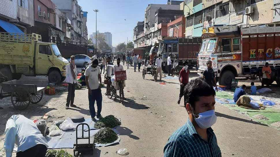 Social distancing norms flouted at Delhi&#039;s Azadpur Mandi, may become new coronavirus COVID-19 hotspot 