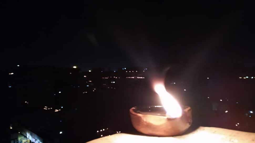 India unites on PM Narendra Modi&#039;s appeal; lights diyas, candles as coronavirus COVID-19 cases jump to 3577