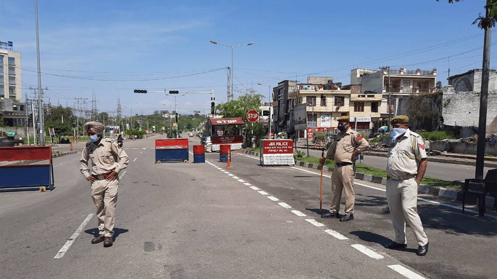 Police checks traffic movement in Jammu 