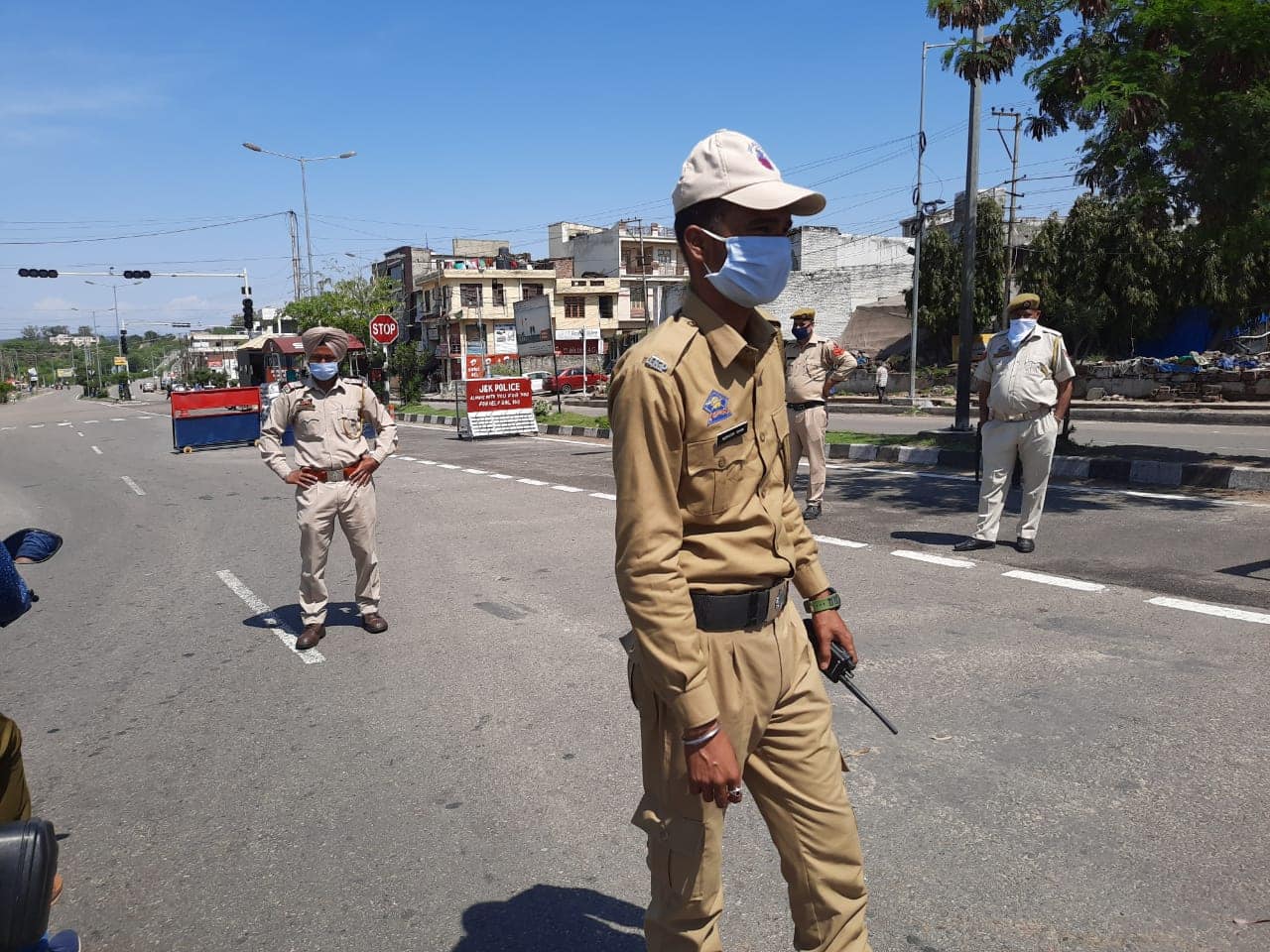 Police checks traffic movement