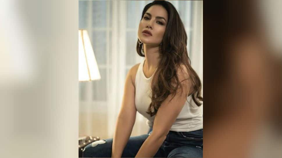 Another jaw-dropping pic of Sunny Leone sets the internet ablaze, this time in white