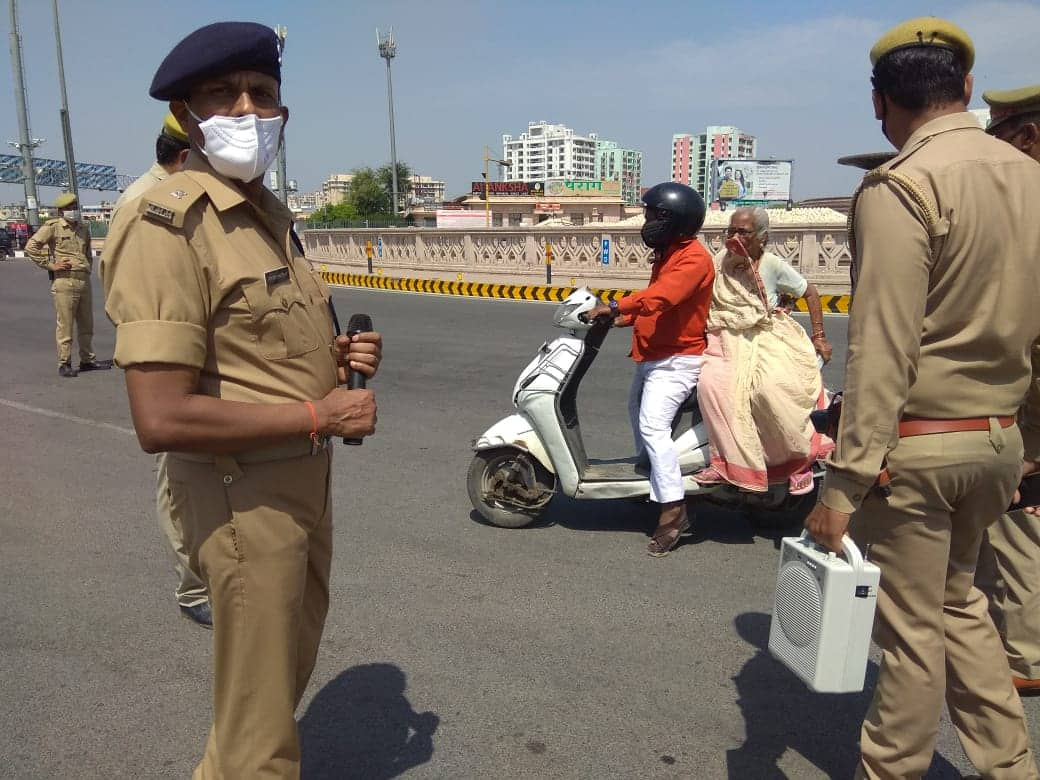 Policemen keep check on vehicle movement in Lucknow