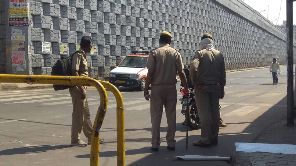 Police check post in Lucknow (1)