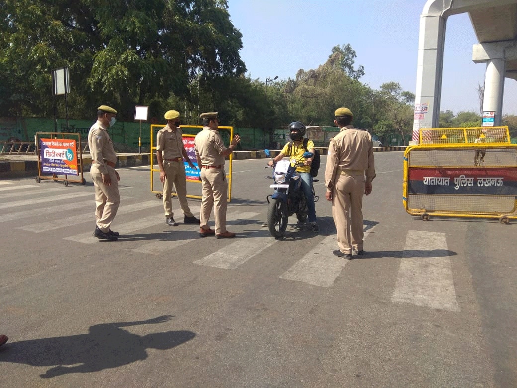 Police check post in Lucknow (2)