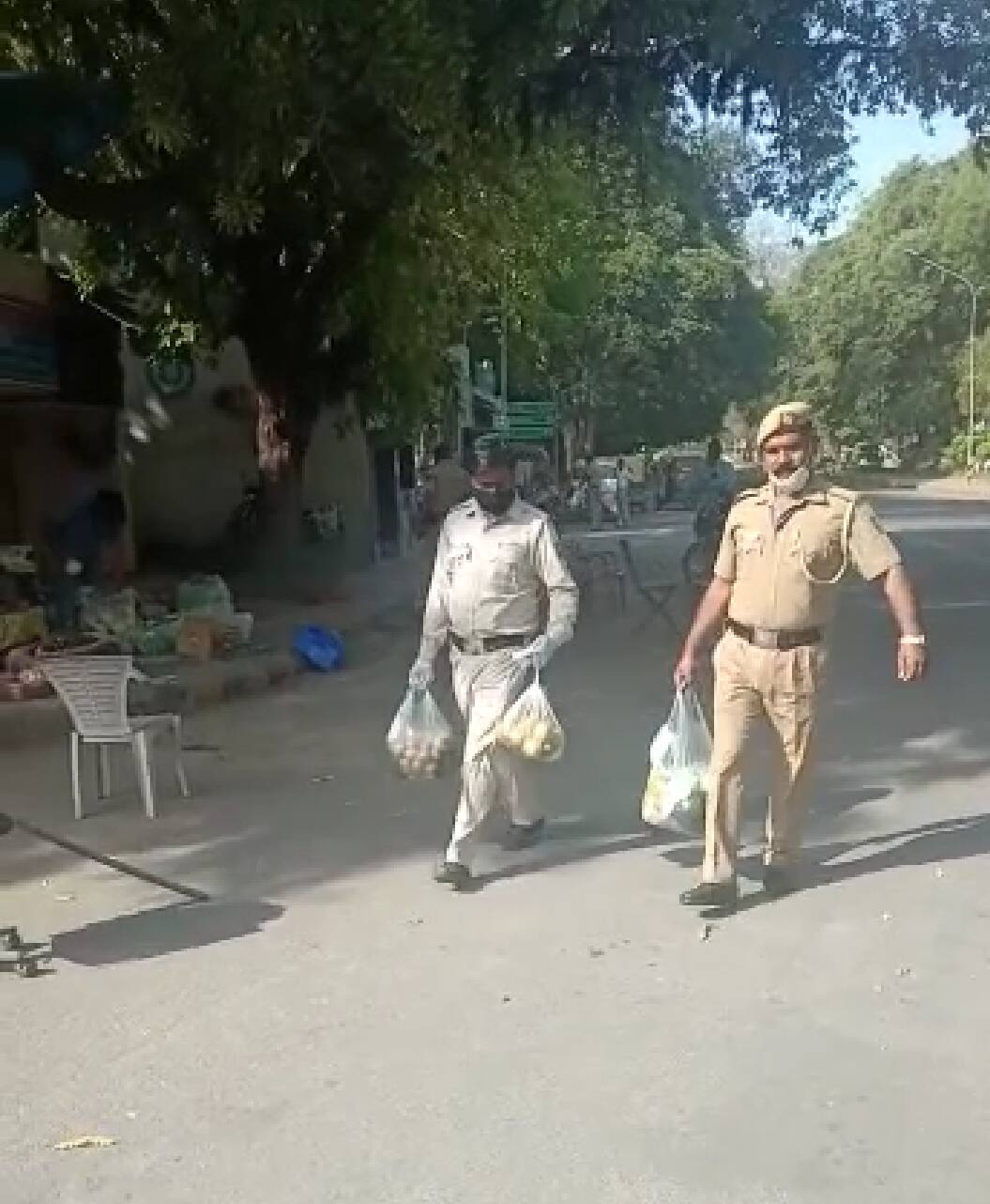 Delhi police delivering door-to-door essential items