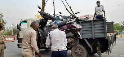 Police seizing vehicle in Patna