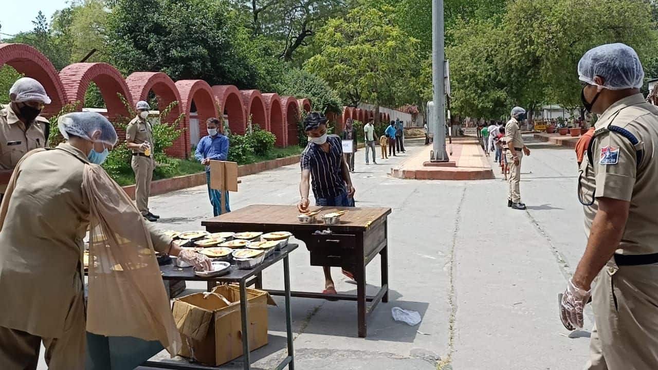 RPF personnel of Delhi Division distributing food