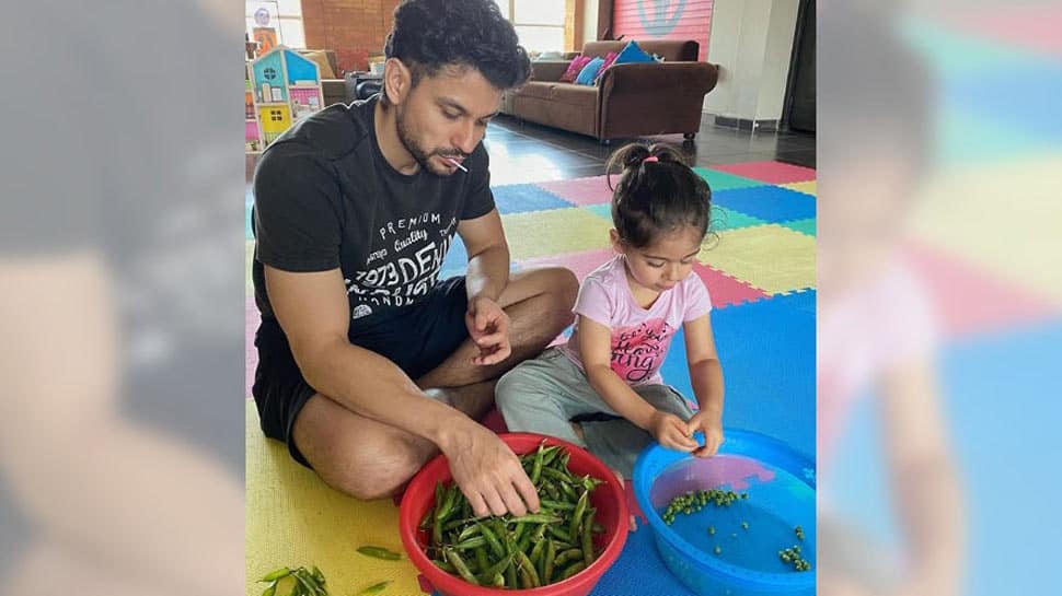 Lockdown diaries: Kunal Kemmu peels &#039;matar&#039; with daughter Inaaya 