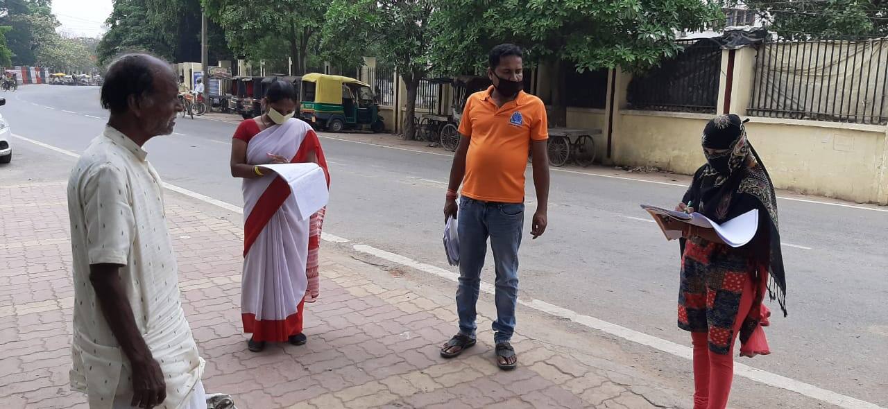 Anganwadi workers doing coronavirus screening on the streets of Patna