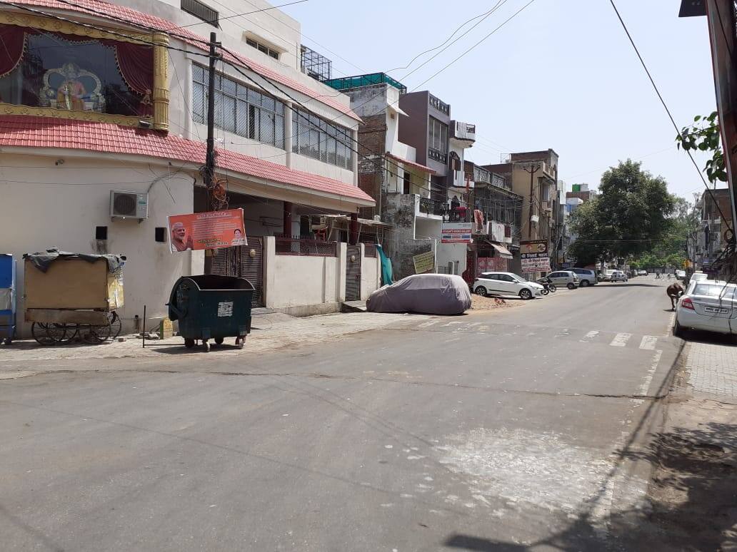 Deserted road in Lucknow